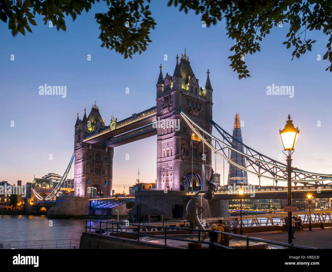 Tower Bridge et Shard au crépuscule, Londres, Angleterre, Royaume-Uni, Europe Banque D'Images