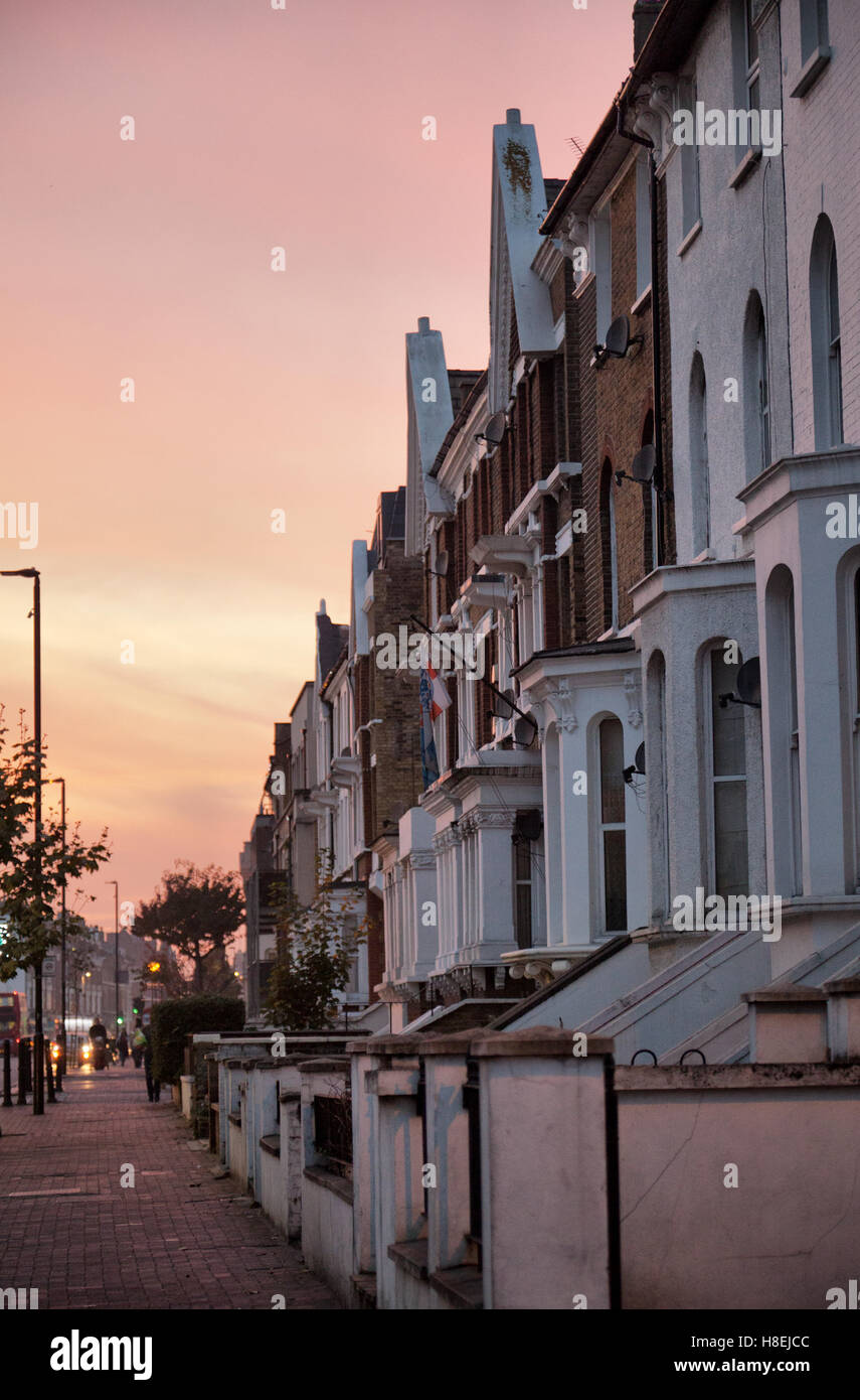 Maisons sur Lavender Hill au coucher du soleil - London UK Banque D'Images