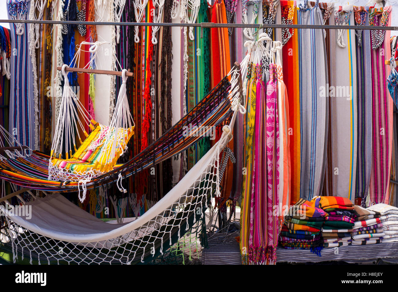 Des hamacs pour vente, Otovalo marché artisanal, Otovalo, Equateur, Amérique du Sud Banque D'Images