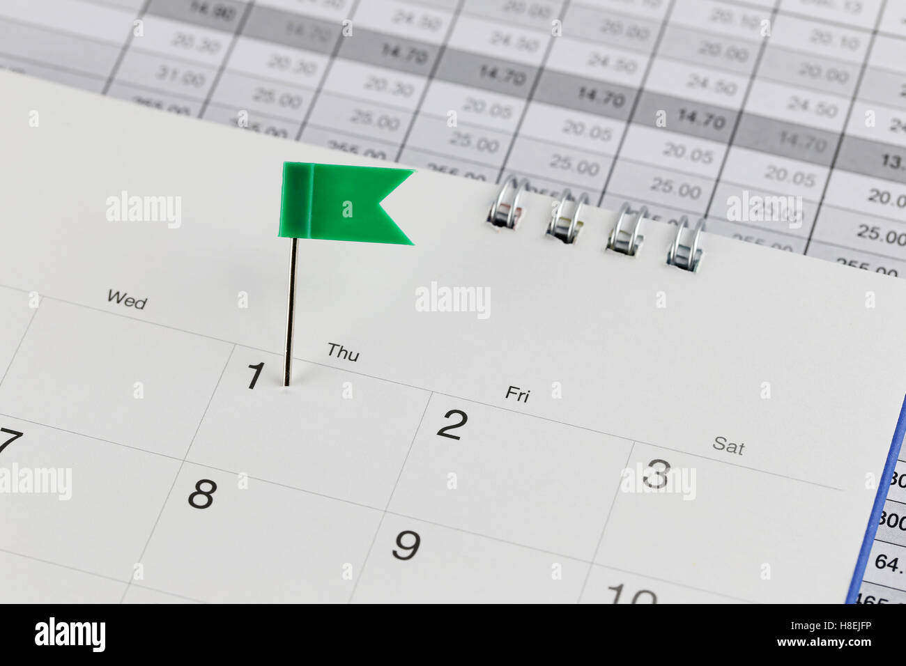 Les axes verts pour les Wildcats dans le calendrier à côté du numéro d'un concept d'entreprise à l'heure et la date. Banque D'Images