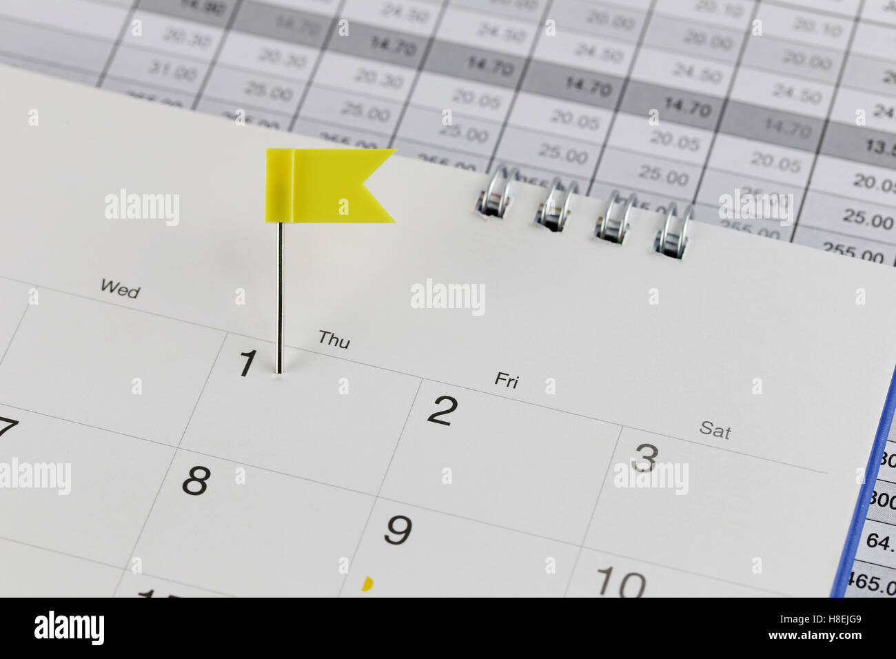 Les broches de jaune sur le calendrier des Wildcats en regard du nombre d'un concept d'entreprise à l'heure et la date. Banque D'Images