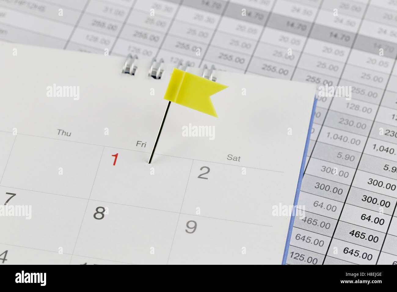 Les broches de jaune sur le calendrier des Wildcats en regard du nombre de couleur rouge dans un concept d'heure et la date. Banque D'Images