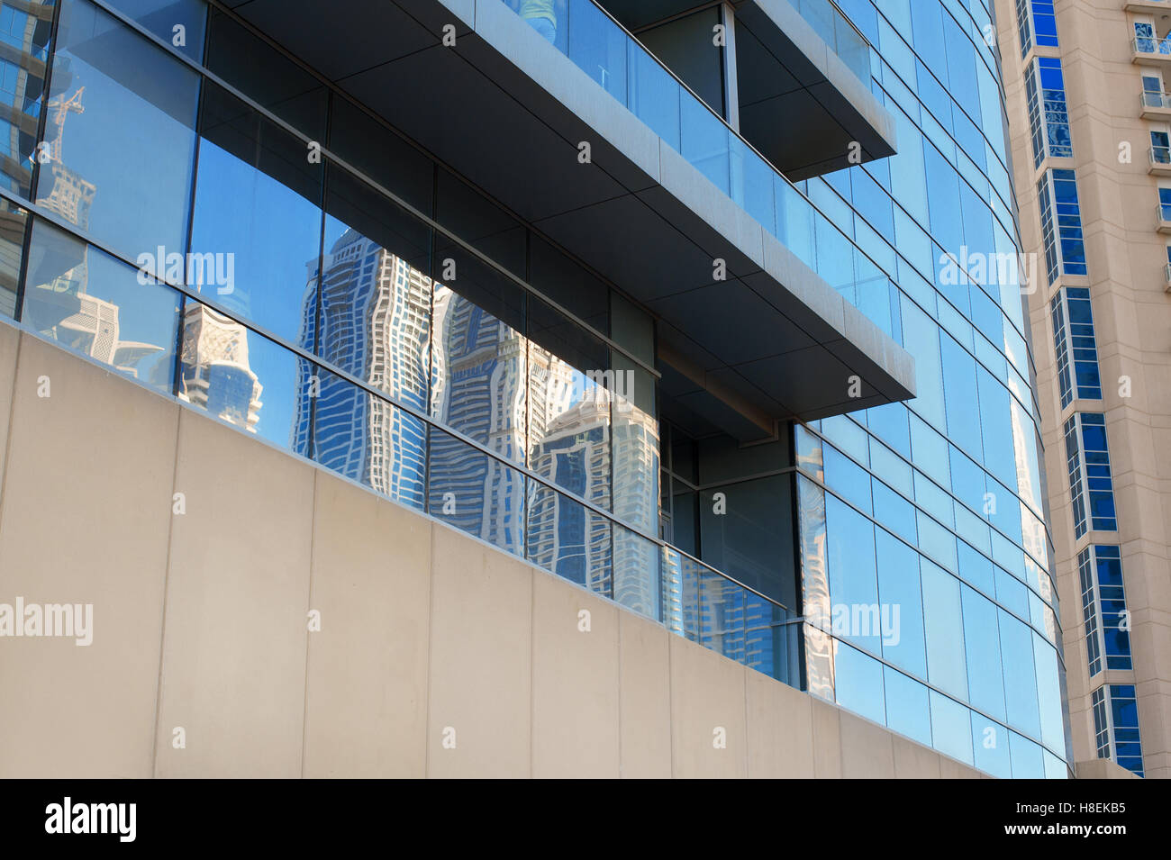 Partie d'un immeuble de bureaux à plusieurs étages en verre Banque D'Images