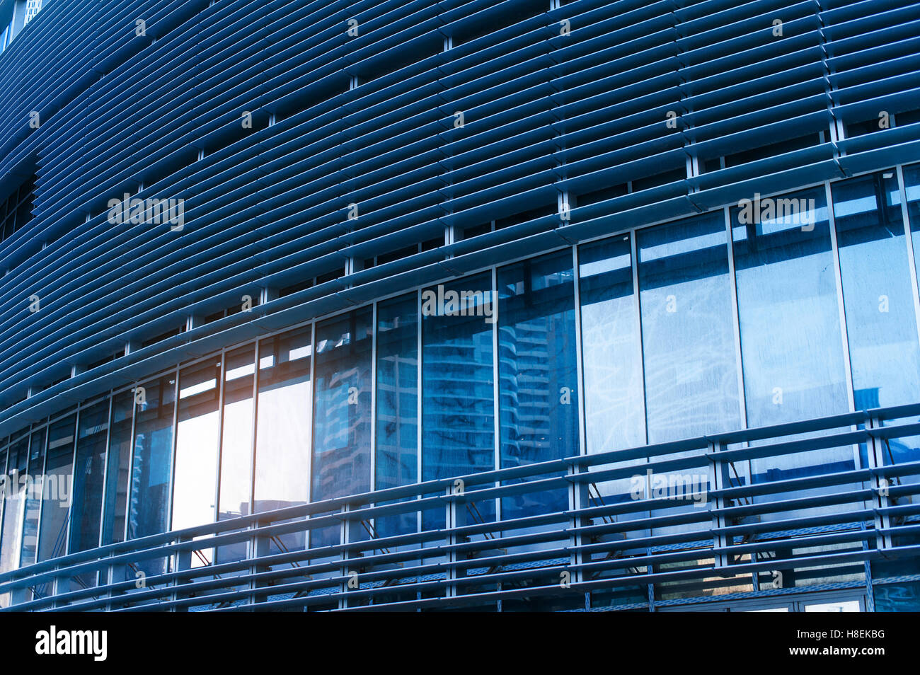 Belle architecture de bâtiment de bureaux en bleu Banque D'Images