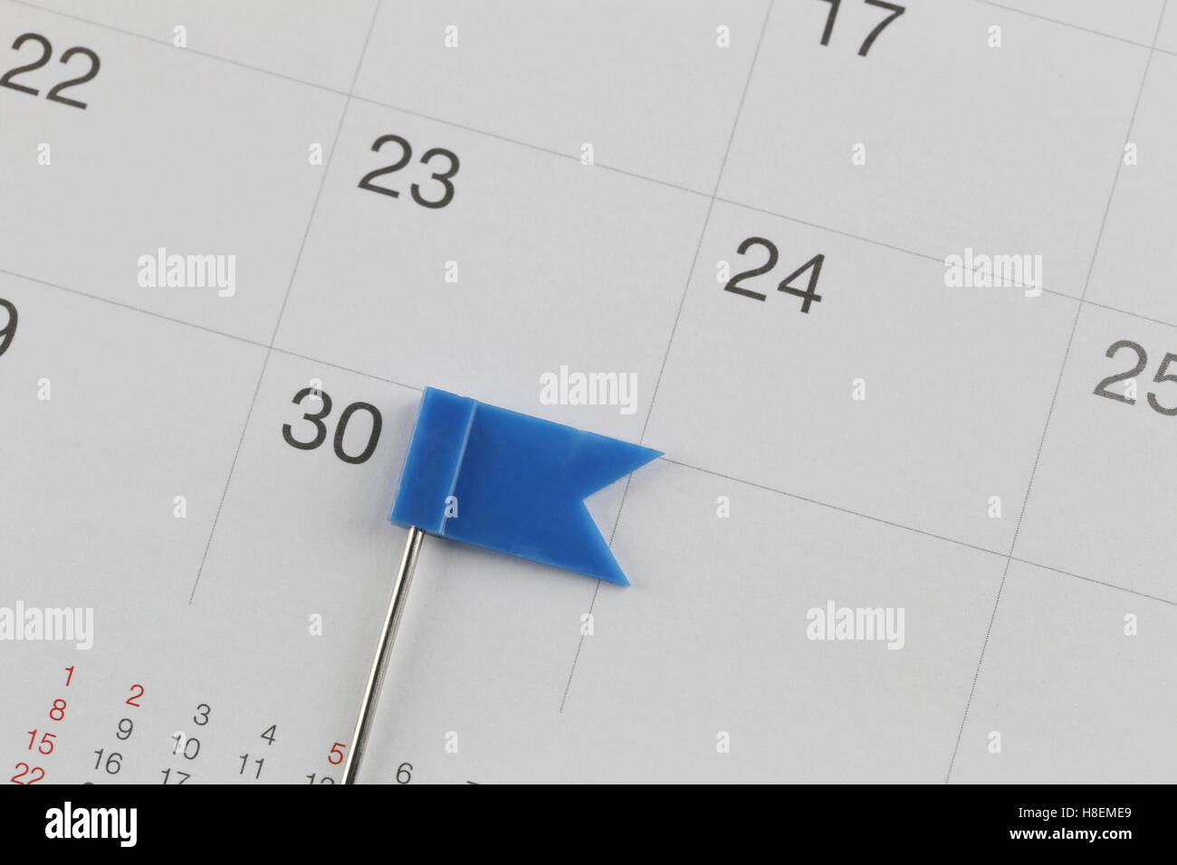 Pour les axes bleu placé sur le calendrier à côté du nombre de trente en concept commercial date et l'heure. Banque D'Images