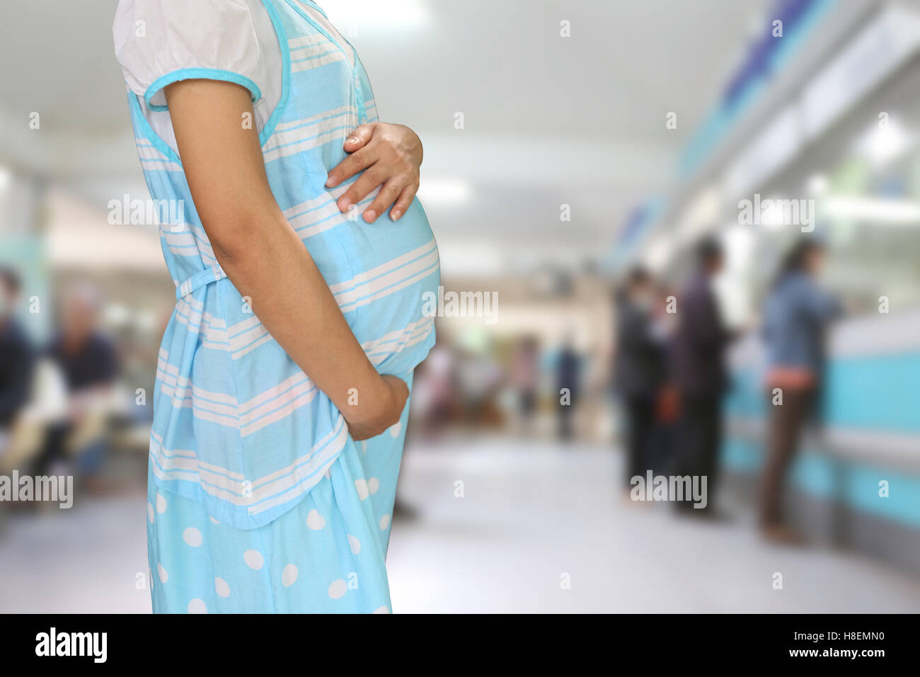 Les femmes enceintes bleu usure des vêtements de maternité à l'hôpital. arrière-plan flou Banque D'Images