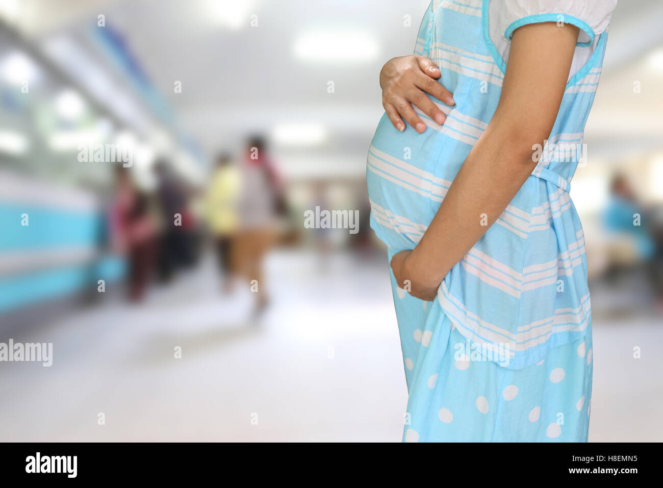 Les femmes enceintes bleu usure des vêtements de maternité à l'hôpital. arrière-plan flou Banque D'Images