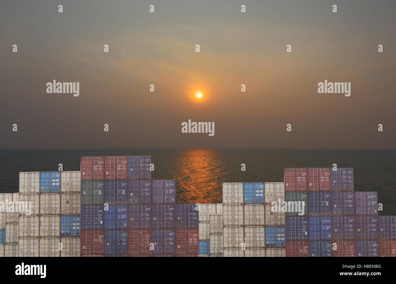 Pile de conteneurs dans le port et le ciel coucher soleil background,Thaïlande Harbour dans le crépuscule. Banque D'Images