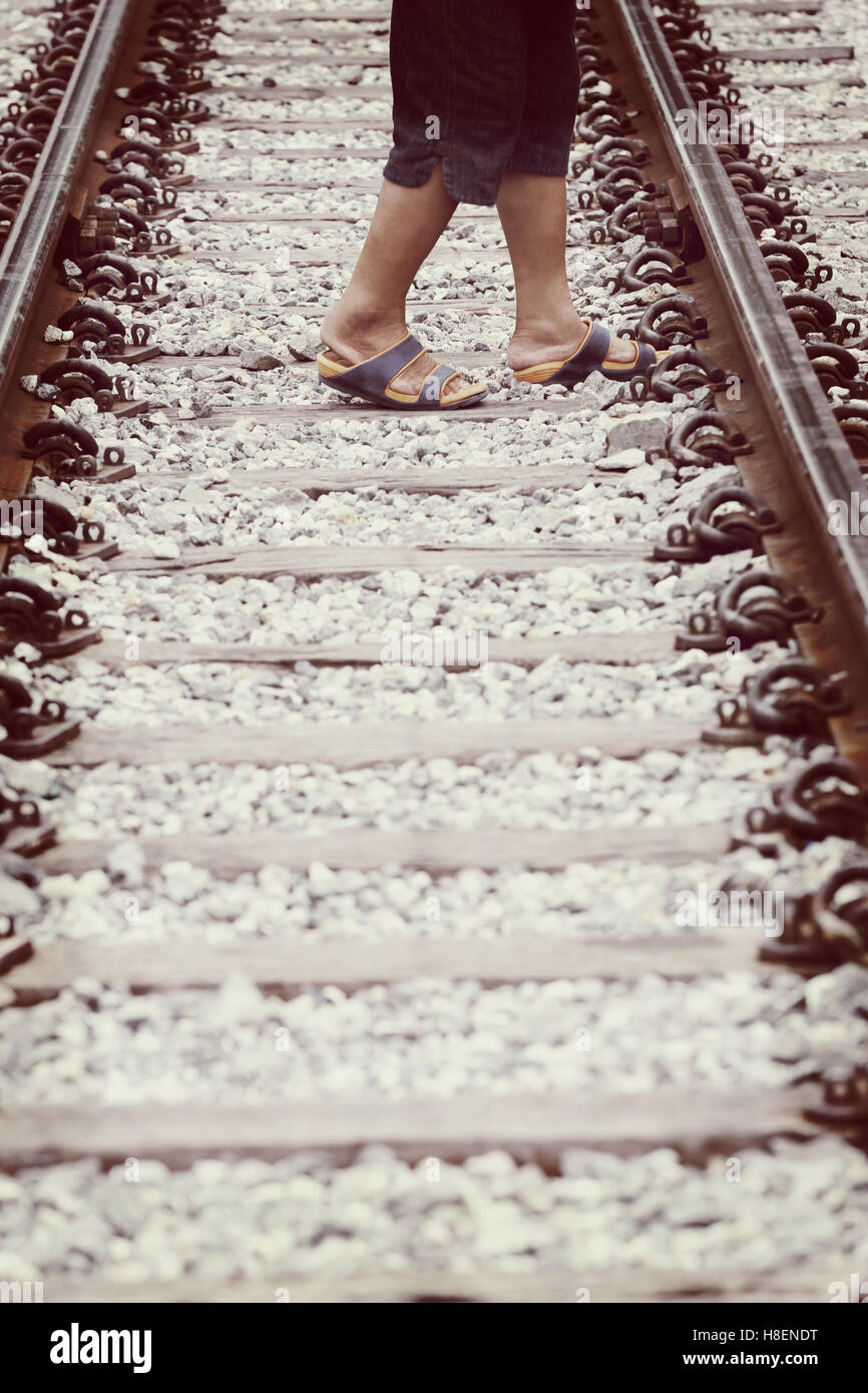 Vintage couleur de photo dans les gens traversaient old Railroad en concept de voyage. Banque D'Images