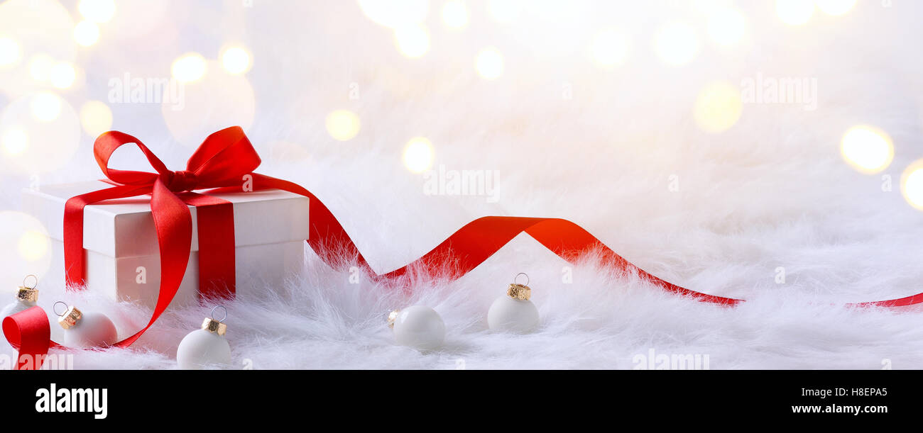 Carte de Noël avec les coffrets cadeaux et décorations de Noël sur fond blanc Banque D'Images