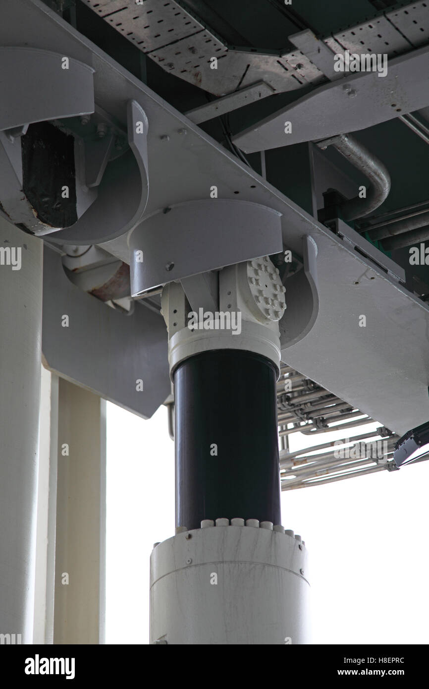 Libre d'un pistonon hydrauliques de grande rampe de chargement d'un véhicule au port de ferry de Douvres, Kent, UK Banque D'Images