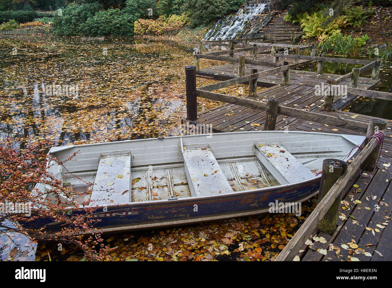 Le silence de l'automne les feuilles tombées de l'eau calme bateau ancré Banque D'Images