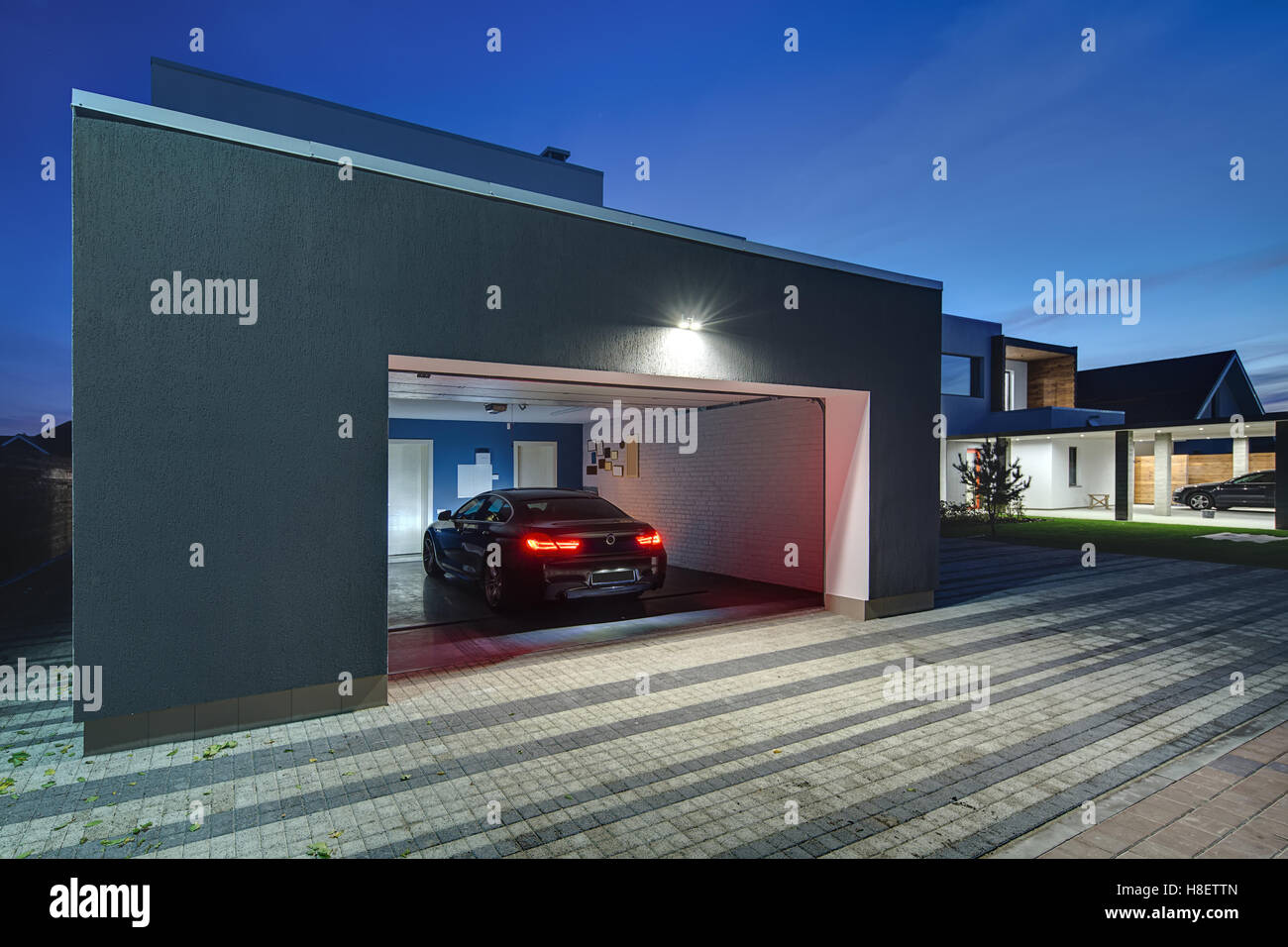 Chalet moderne lumineux avec garage Photo Stock - Alamy