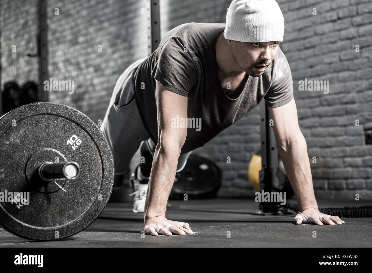 Pushup entraînement dans une salle de sport Banque D'Images