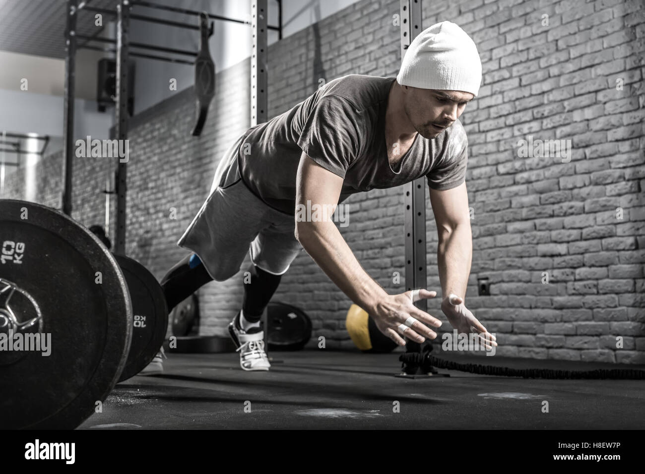 Pushup entraînement dans une salle de sport Banque D'Images