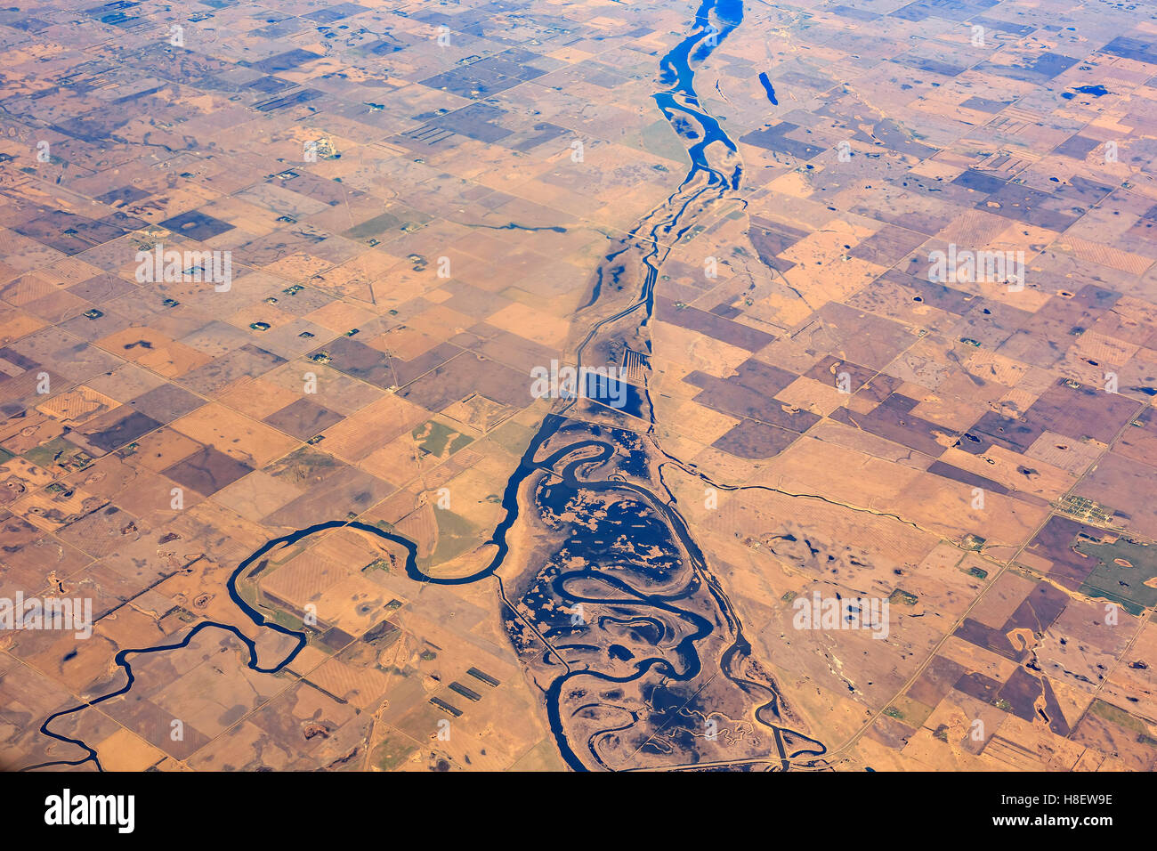 Belle vue aérienne de la rivière et champ près de Minot et Logan, United States Banque D'Images