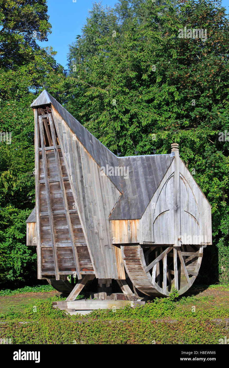 13ème siècle de la bande de roulement en bois grue médiévale roue avec 2 roues de la bande de roulement utilisé pour construire des châteaux et des cathédrales à Bruges, Belgique Banque D'Images