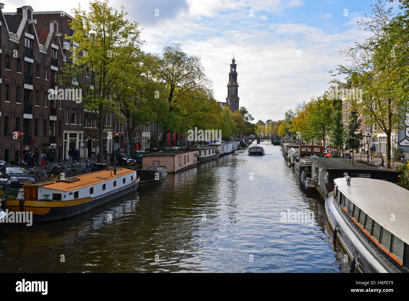 Fournir des péniches et maisons de luxe sont un mode de vie dans la ville des canaux d'Amsterdam, Pays-Bas. Banque D'Images