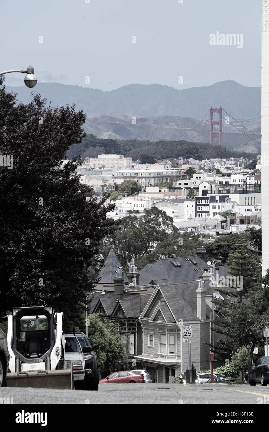 Maisons urbaines à San Francisco, avec le Golden Gate Bridge dans la distance Banque D'Images