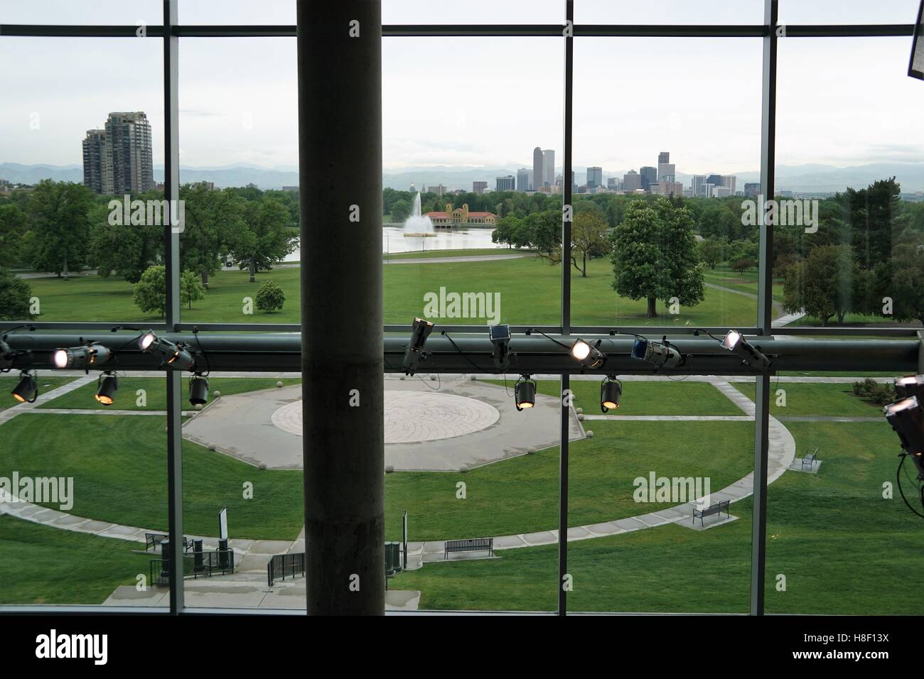 Vue sur l'horizon de Denver Museum d'Histoire Naturelle avec des lumières à l'avant-plan Banque D'Images