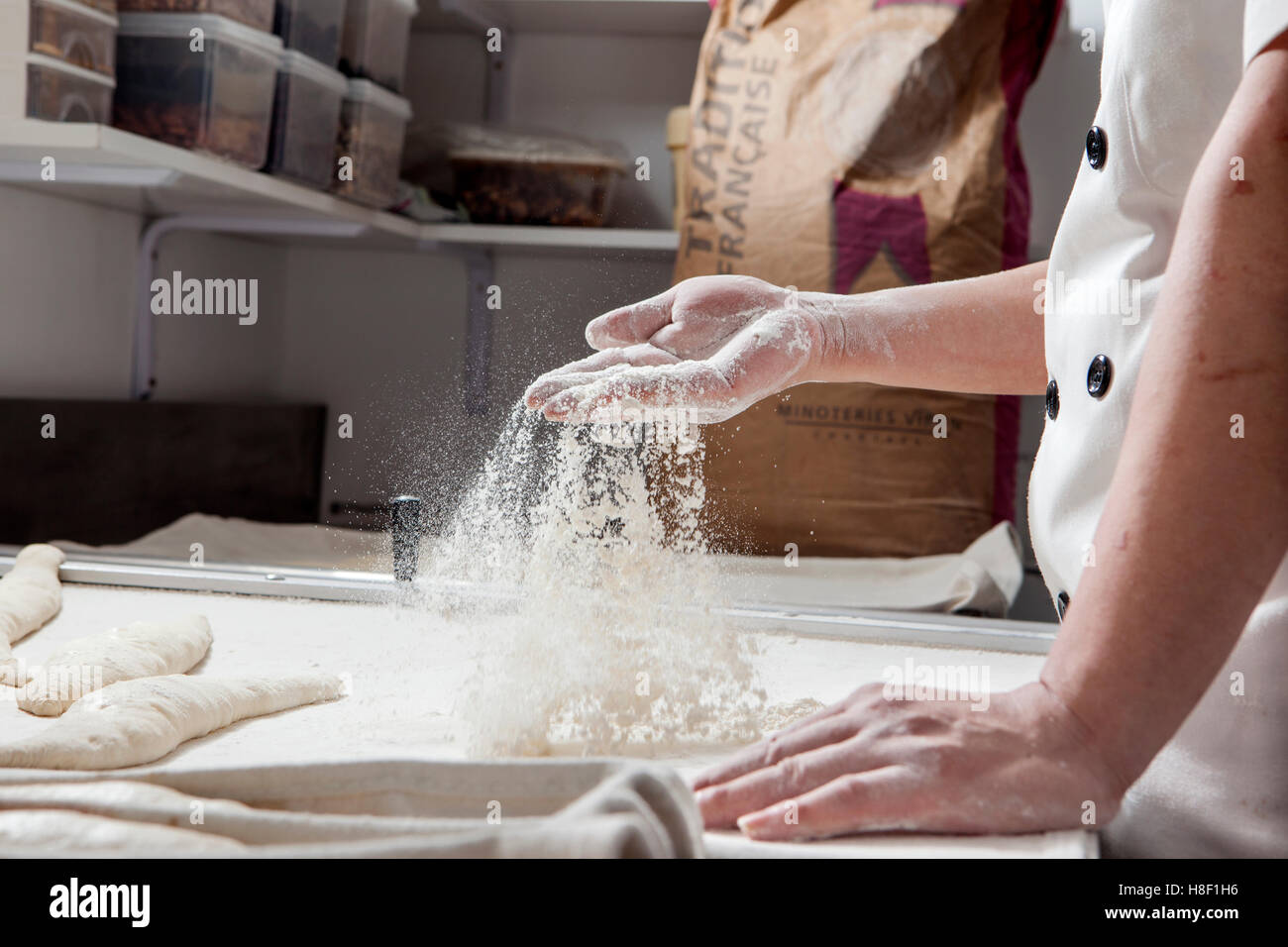 Baker est en train de préparer du pain avec la farine d'épeautre Banque D'Images