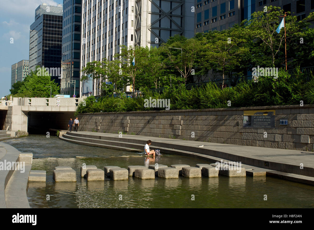 Cheonggyecheon Stream à Séoul, Corée du Sud en été Banque D'Images