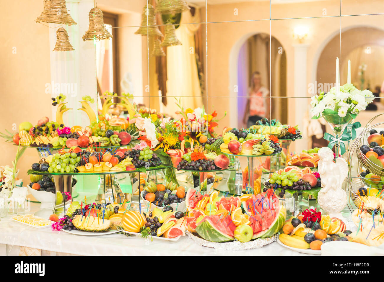 Buffet authentique, assortiment de fruits frais, de baies et d'agrumes. Préparation pour un menu créatif du design Banque D'Images