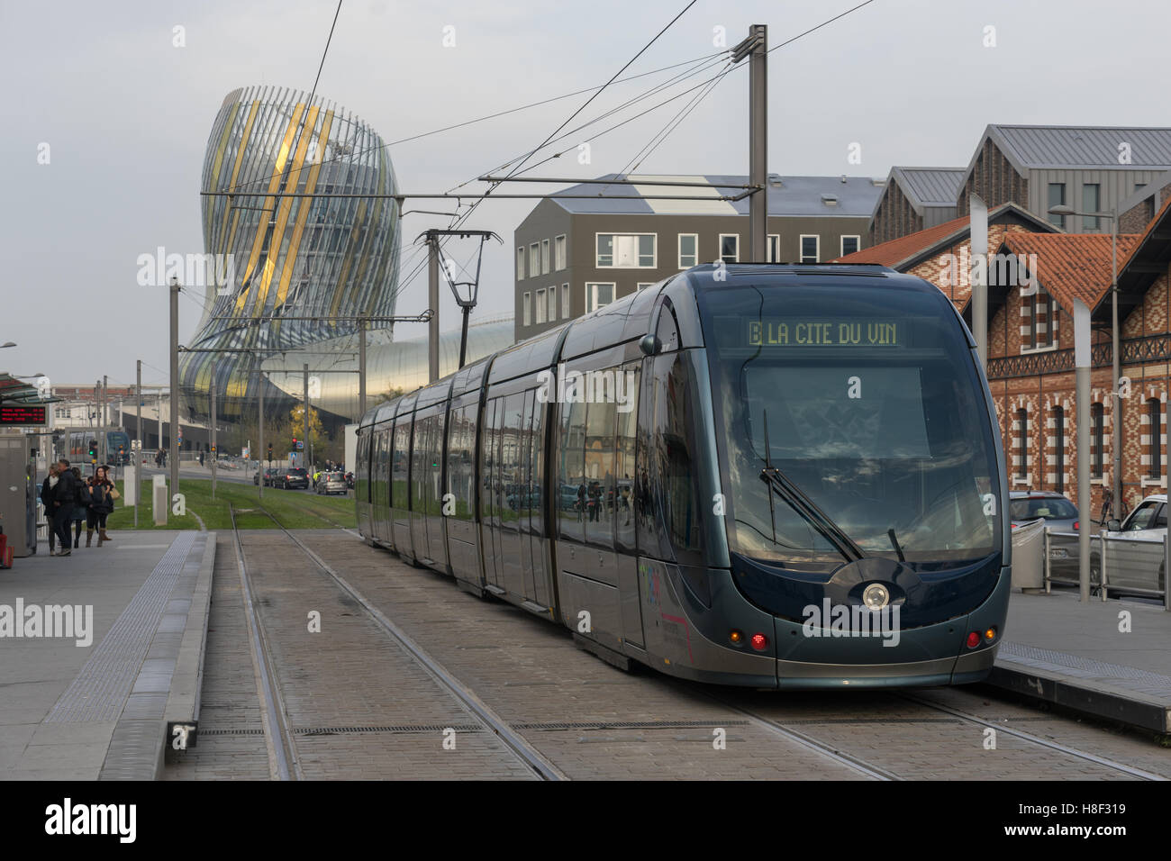 Tramway en face de la Cité du vin, Bordeaux, France Banque D'Images