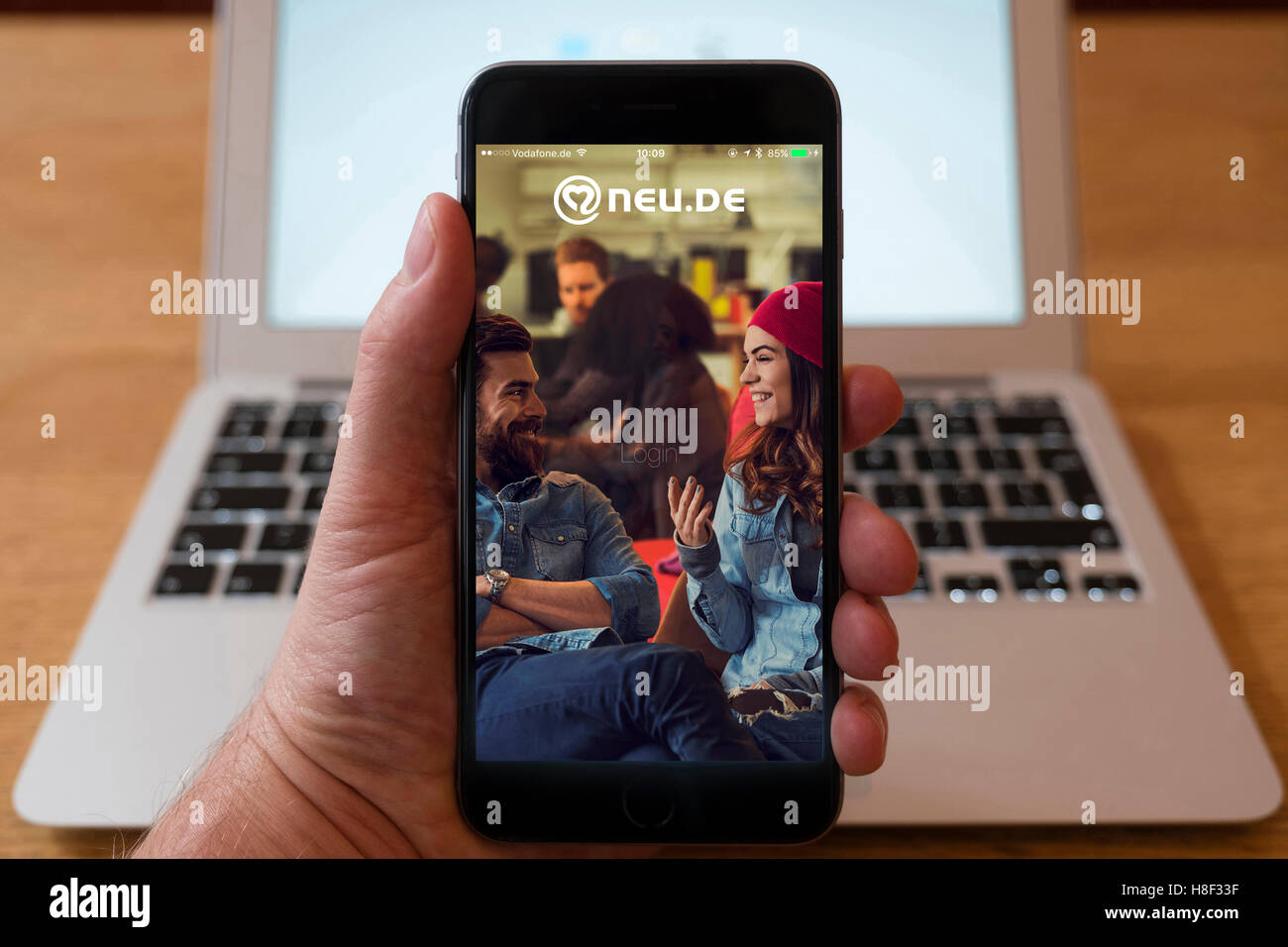Détail de l'internet allemand site app Neu.de sur un iPhone plus smart phone Banque D'Images