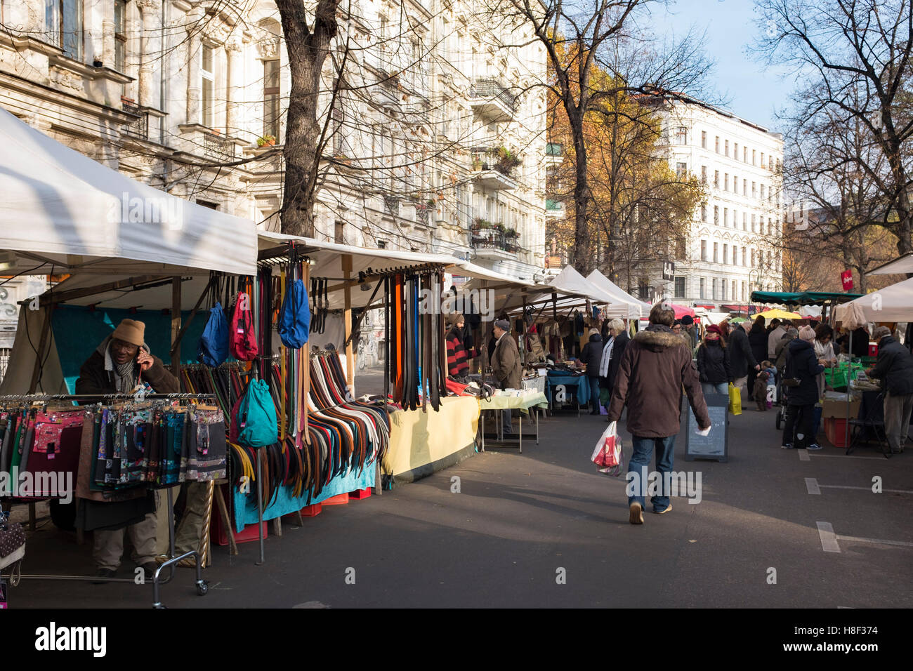 Voir l'hebdomadaire d'Eko-Markt, ou un marché écologique, à Kollwitzplatz embourgeoisés dans quartier de Prenzlauer Berg de Berlin , Allemagne Banque D'Images