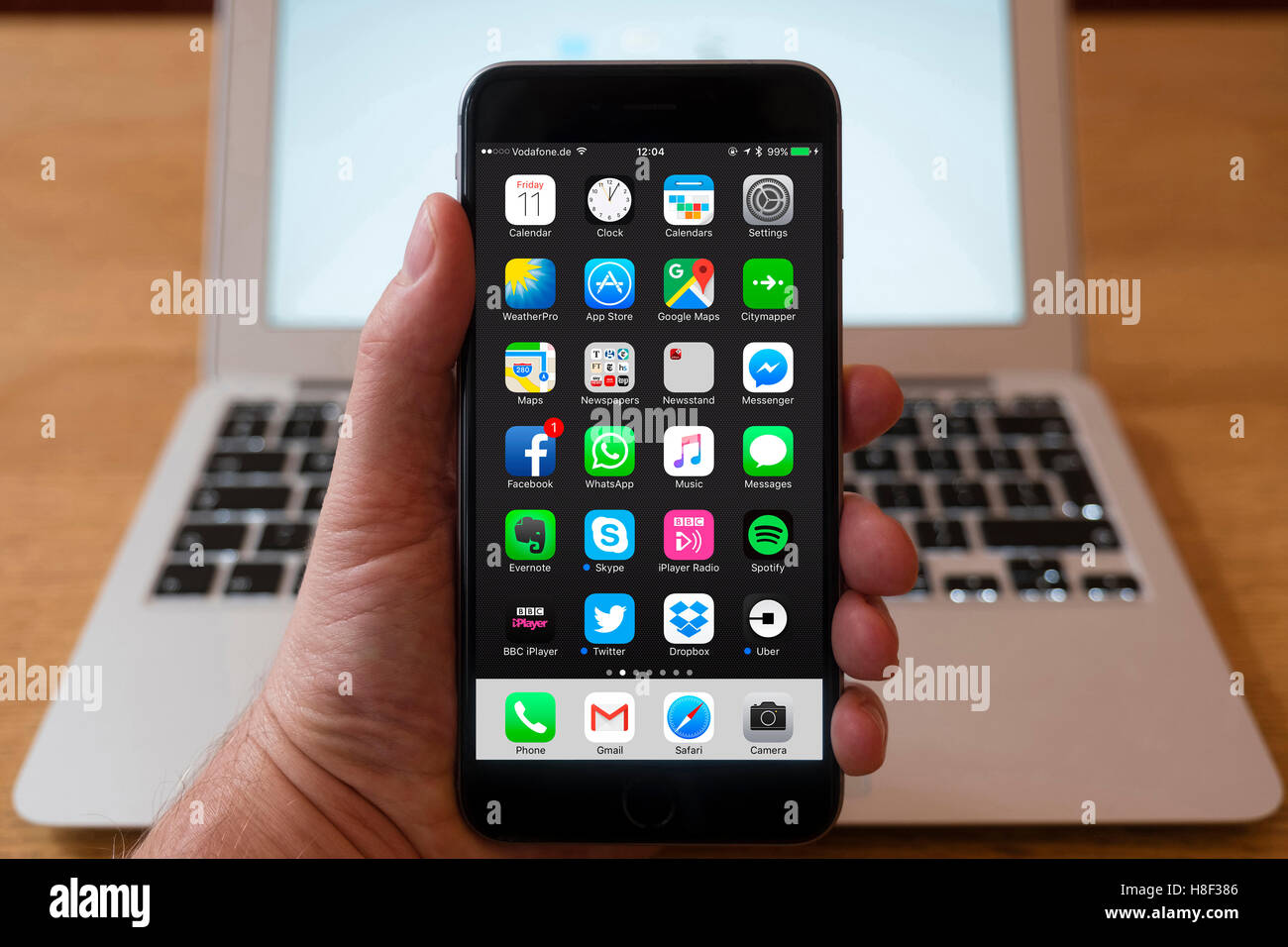 Détail de la page d'accueil d'un grand iPhone plus smart phone avec des applications populaires Banque D'Images