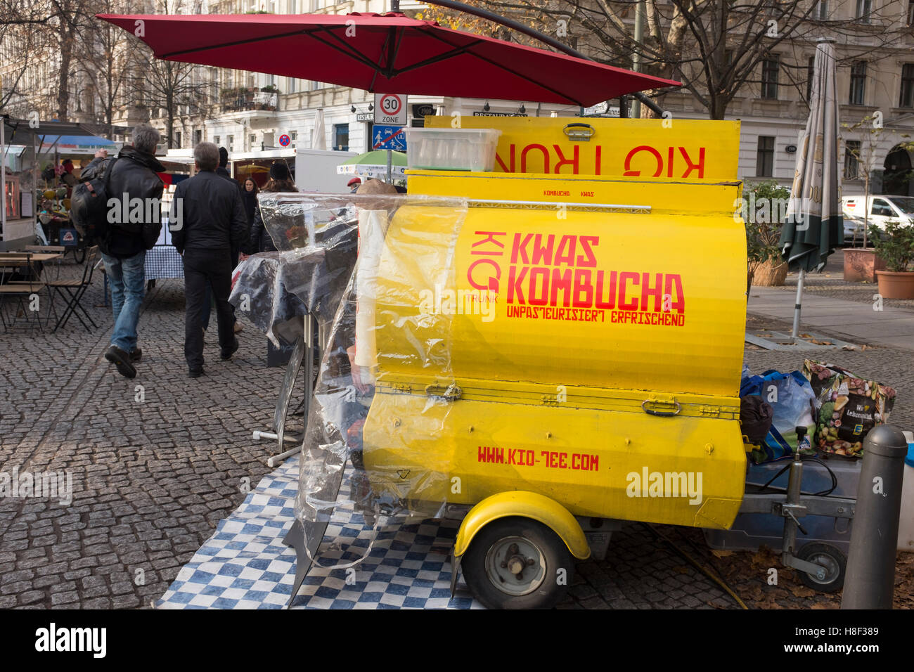 Réservoir contenant Kvass (boisson alcoolisée à base de pain fermenté) à un marché écologique de plein air à Prenzlauer Berg Berlin , Allemagne Banque D'Images