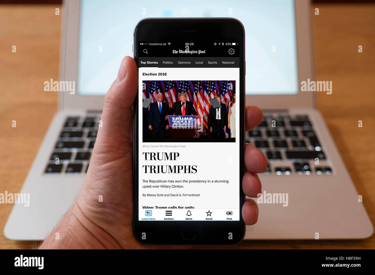 Détail de l'iPhone téléphone mobile intelligent en ligne montrant des journaux page titre de The Washington Post après Donald Bostn Banque D'Images