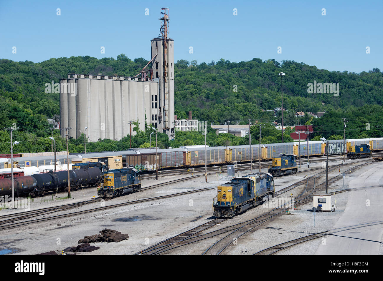 CSX Cour Queensgate, Cincinnati, Ohio, USA avec EMD SD40 et RP20CD locomotives. Banque D'Images