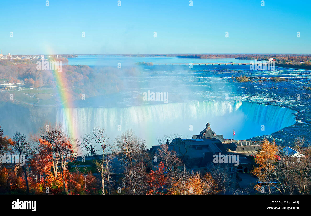 Vue panoramique sur Niagara Horseshoe Falls, Table Rock Welcome Center à partir de la rive canadienne de la rivière Niagara Banque D'Images