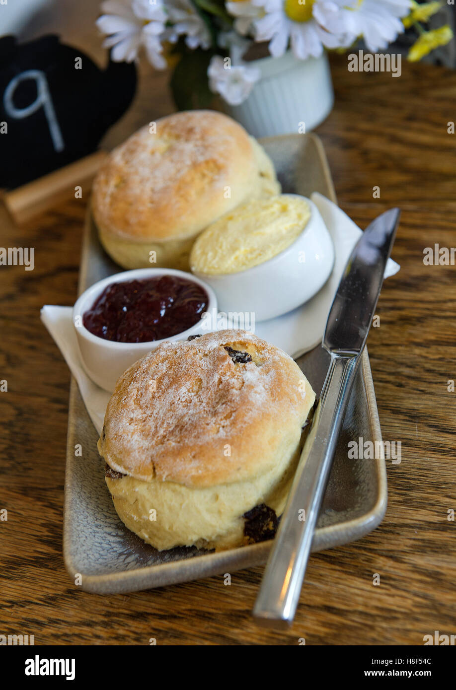 Un thé à la crème traditionnel accompagné de scones, de thé, de la crème et de la confiture. un anglais britannique British cafe salon de thé Banque D'Images