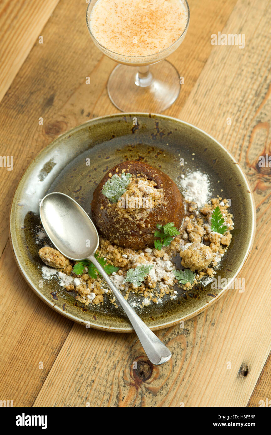 Ethicurian gâteau aux pommes caramel pudding. Une cuisine britannique Banque D'Images