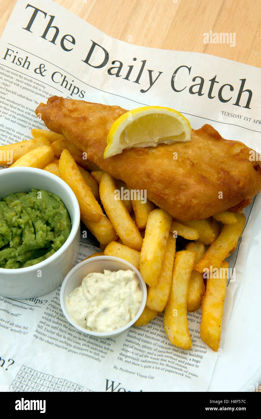 Fish & Chips britannique traditionnel, servi dans un journal britannique. Banque D'Images