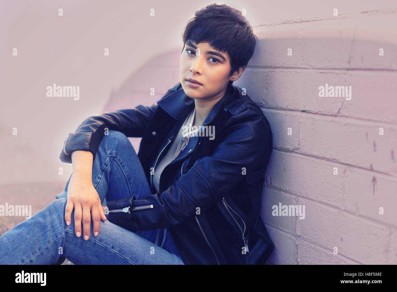 Jolie jeune femme avec un style de cheveux courts Banque D'Images