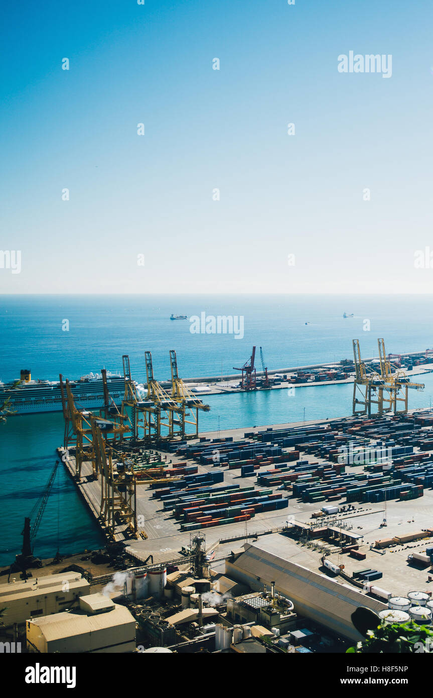 Le port de Barcelone avec un ciel bleu vu du dessus. Banque D'Images