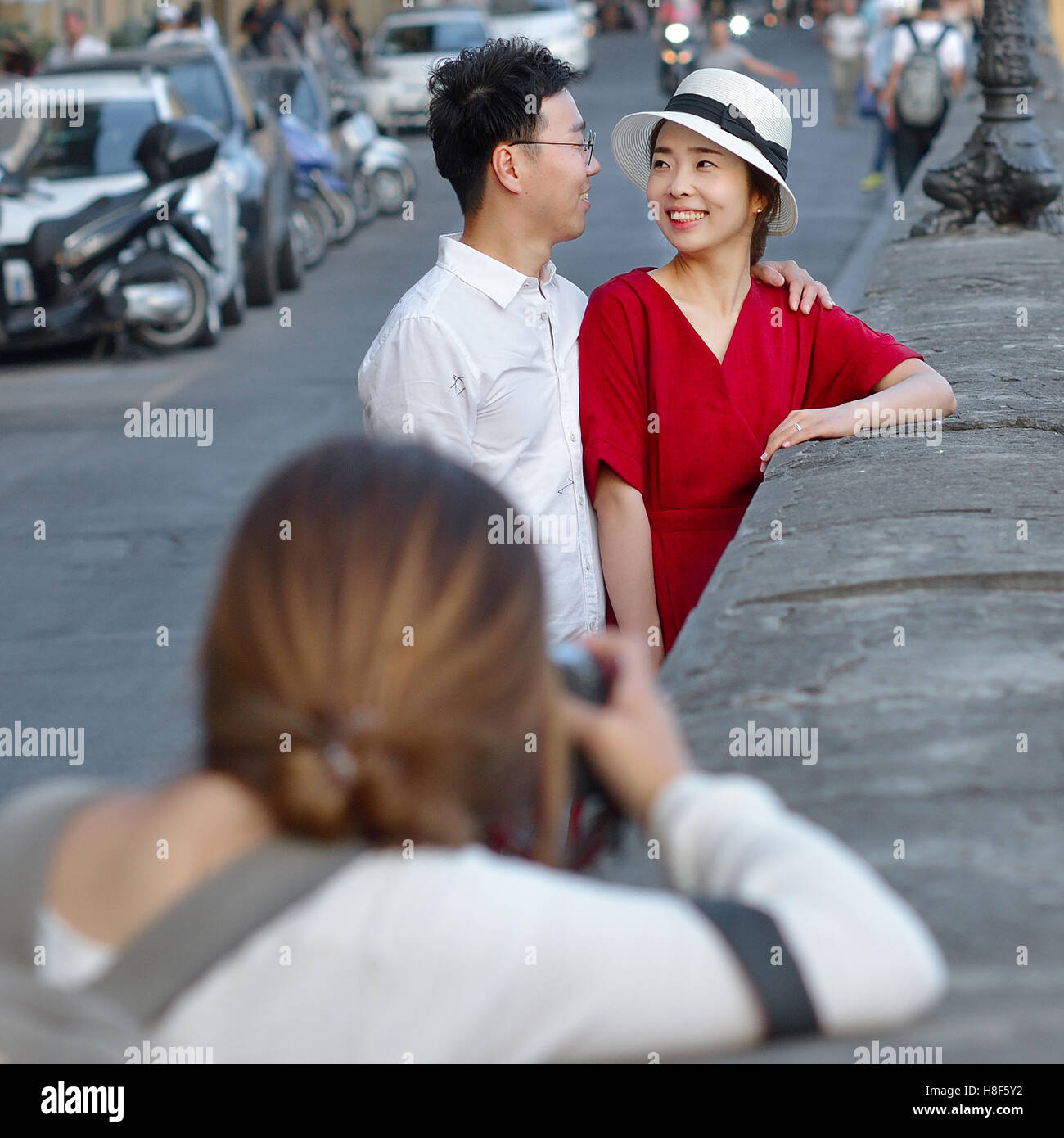 FLORENCE - ITALIE, JUILLET 06, 2016 : séance photo près du Ponte Vecchio, avec deux jeunes amoureux de l'Asie, à Florence, en Italie, en juillet 06,2 Banque D'Images