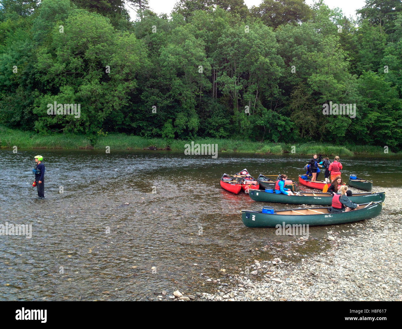 Les adolescents en groupe organisé canoë sur rivière Wye au Warren Hay-on-Wye Powys Pays de Galles UK Banque D'Images