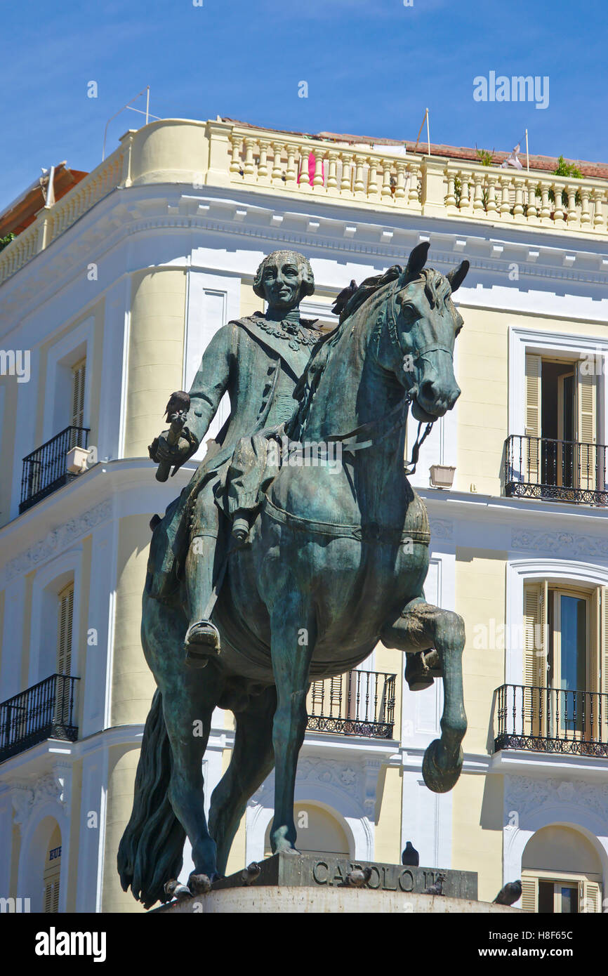 Statue en bronze du roi Carlos III sur un cheval à la place Puerta del Sol, Madrid Banque D'Images