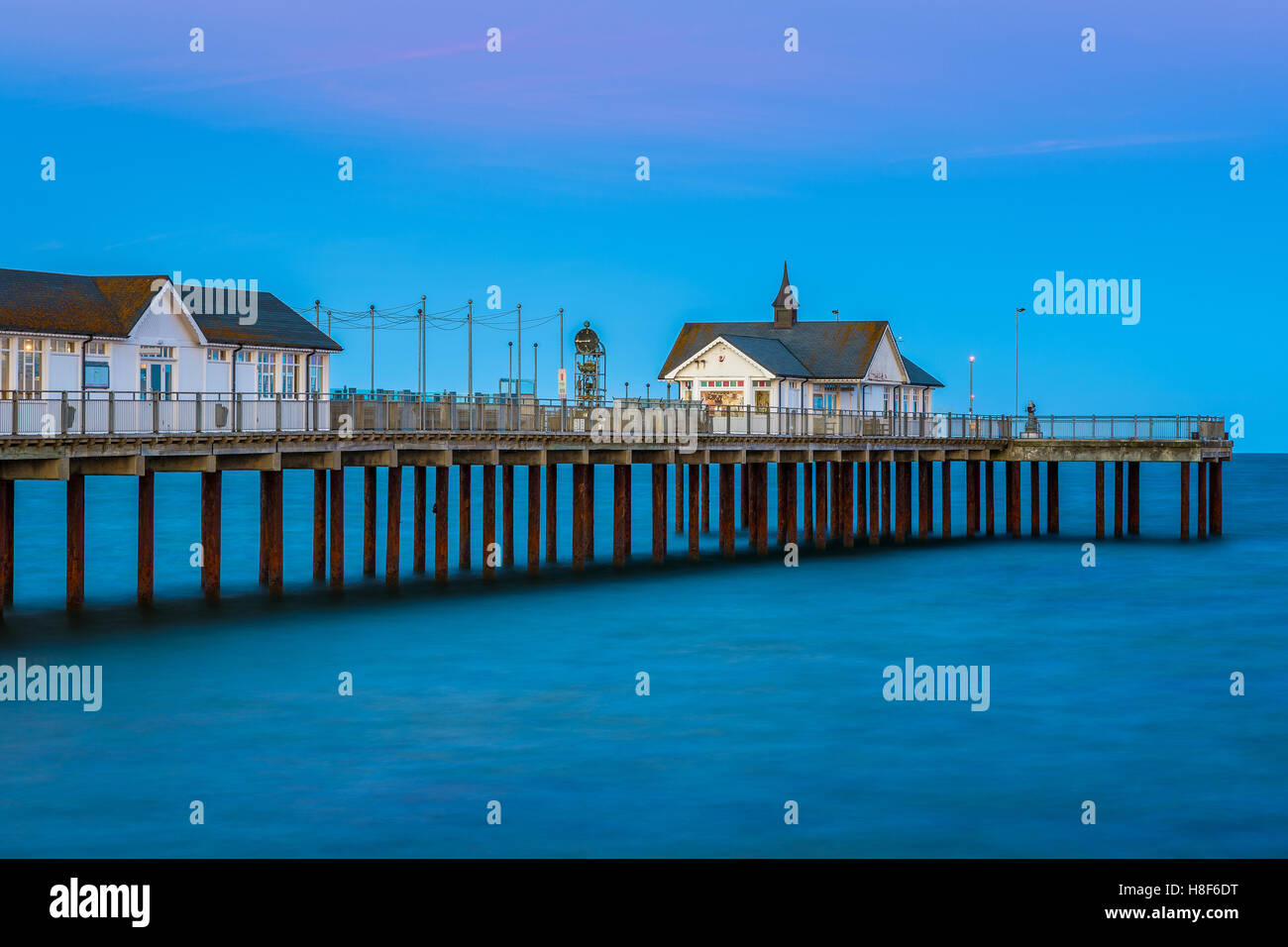 Southwold Pier, une populaire destination balnéaire anglaise dans le Suffolk, au coucher du soleil Banque D'Images