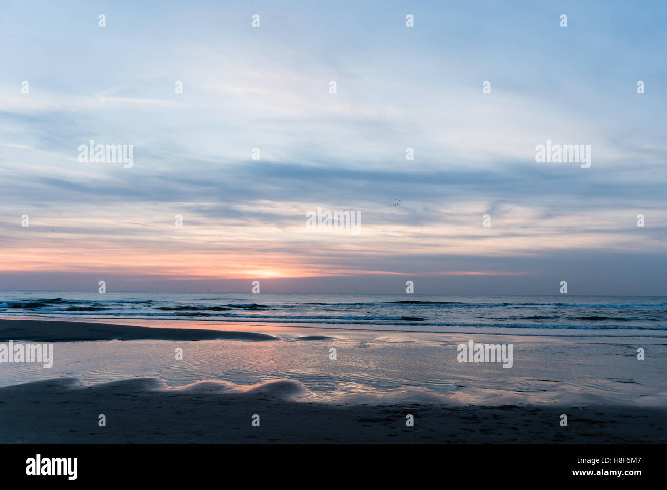 Bleu doux coucher de soleil à la plage, à Egmond aan Zee, Pays-Bas, Hollande du Nord Banque D'Images