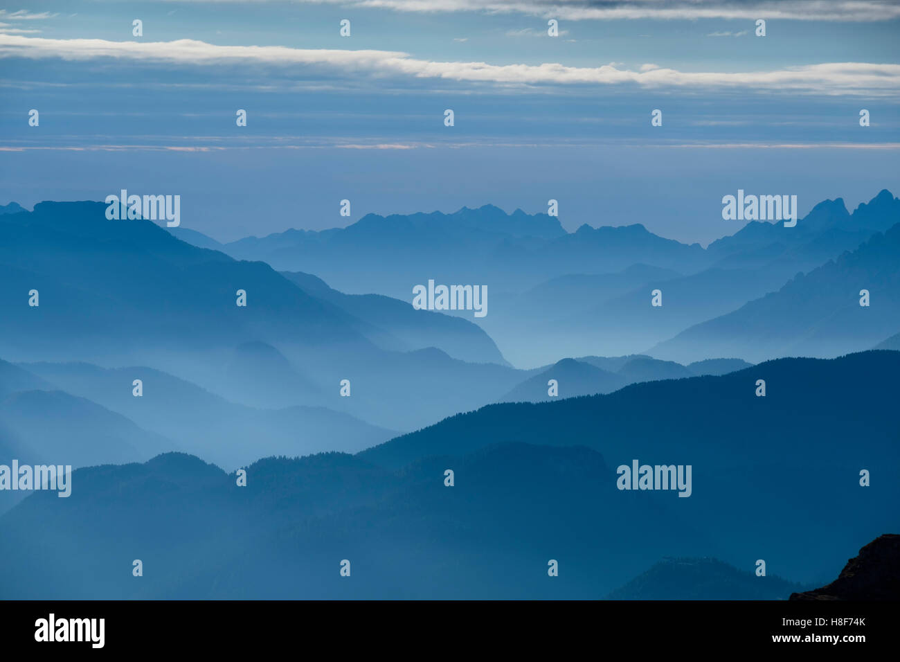 Vue sur la vallée d'Auronzo, dolomites dans la brume bleue, le Tyrol du Sud, Italie Banque D'Images