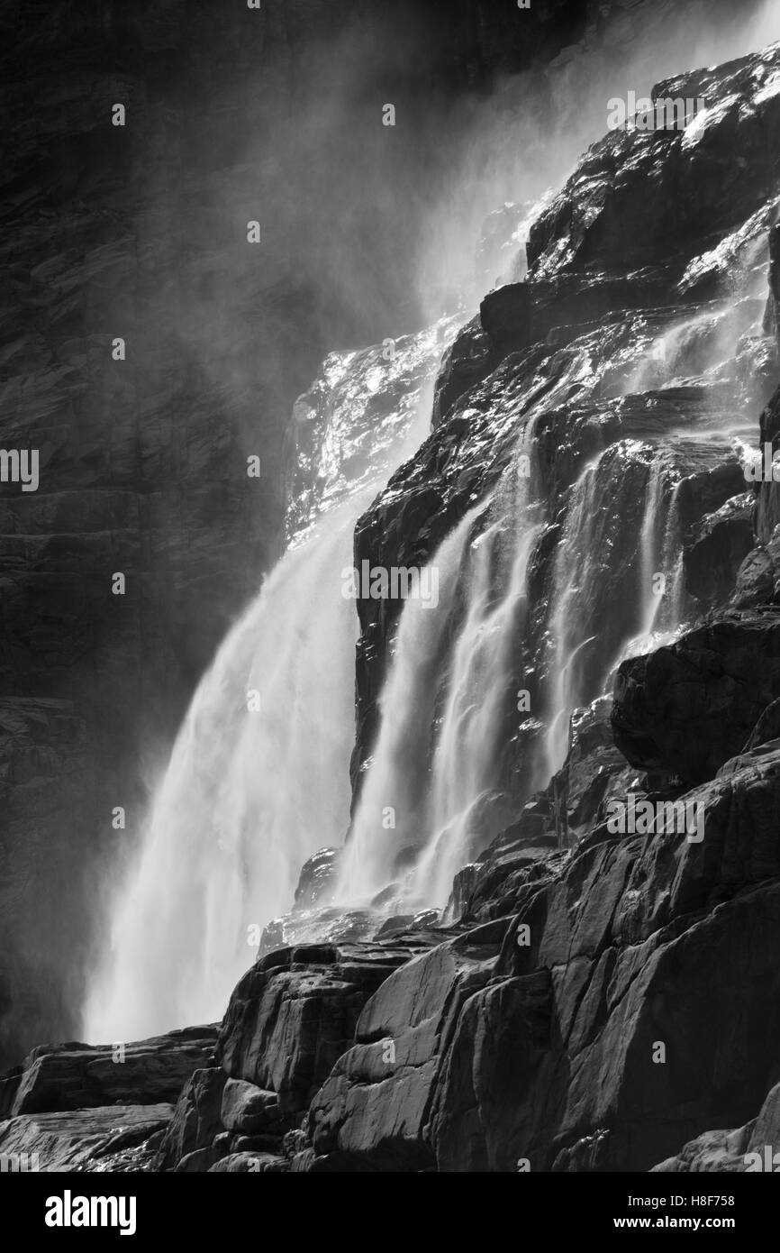 Cascade, Kjenndalsbreen, Loen, Norvège Banque D'Images
