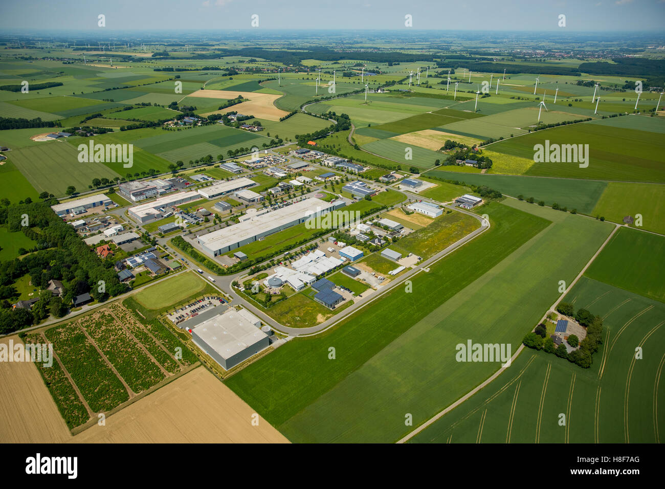 Vue aérienne du district industriel, commercial, des éoliennes derrière, Belecke, Warstein, Sauerland, Rhénanie du Nord-Westphalie Banque D'Images