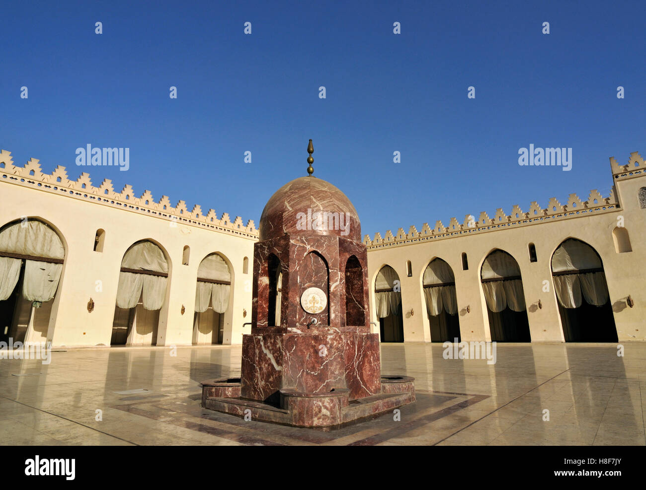 Cour intérieure de la mosquée Al Hakim, Le Caire islamique, l'Egypte, l'Afrique du Nord Banque D'Images