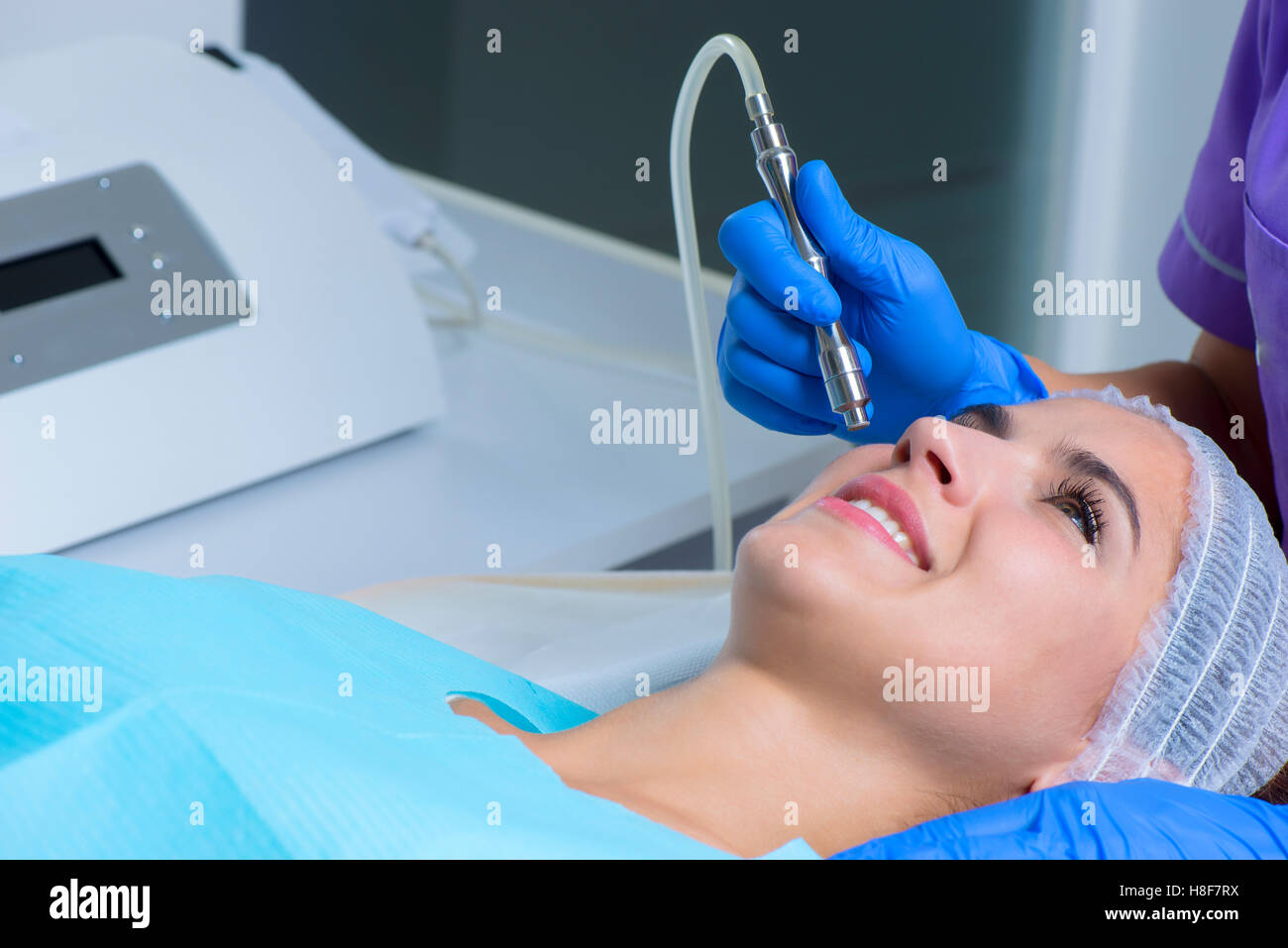 Photo de femme qui a soin du visage de salon de beauté Banque D'Images